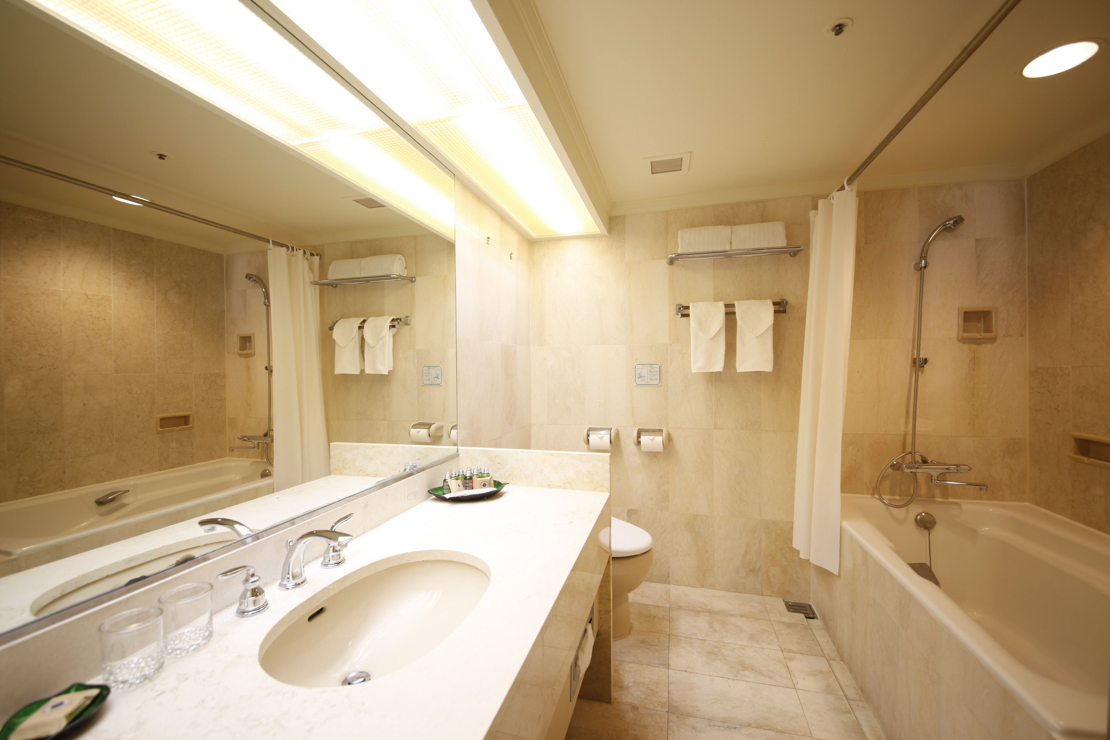 combined shower/bathtub, deep-soaking bathtub, free toiletries