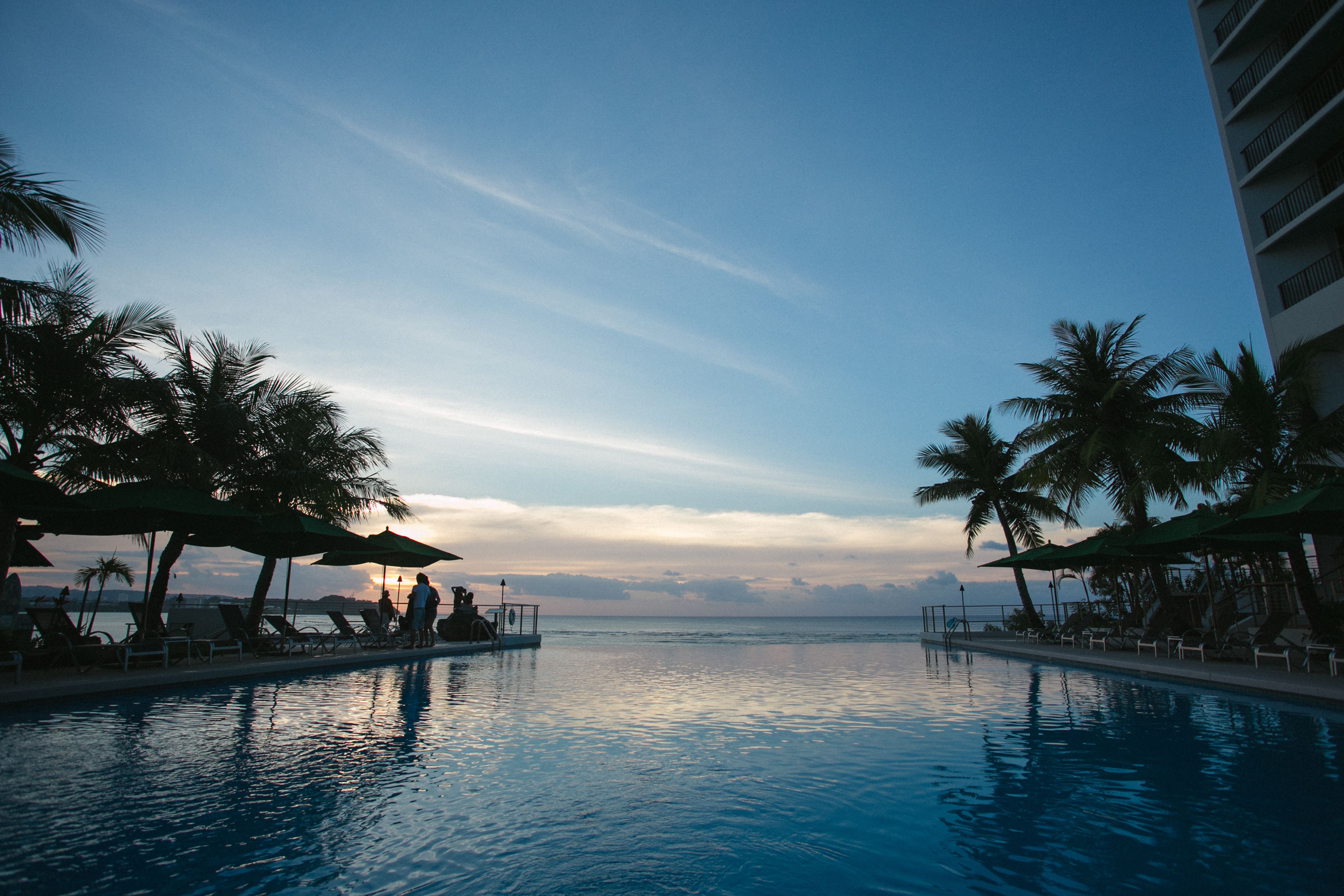 Alberca al aire libre, sombrillas en la alberca y camastros 