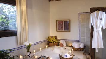 Junior Studio Suite | Bathroom | Free toiletries, hair dryer, bathrobes, slippers