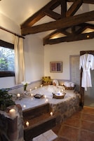 Junior Studio Suite | Bathroom | Free toiletries, hair dryer, bathrobes, slippers