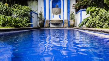 Piscine extérieure, chaises longues