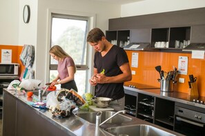 Private kitchen - The Island Accommodation (Newhaven)