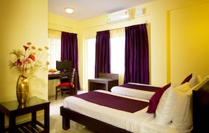 Deluxe-Zimmer (With A/C) | Hochwertige Bettwaren, Schreibtisch, Bügeleisen/Bügelbrett