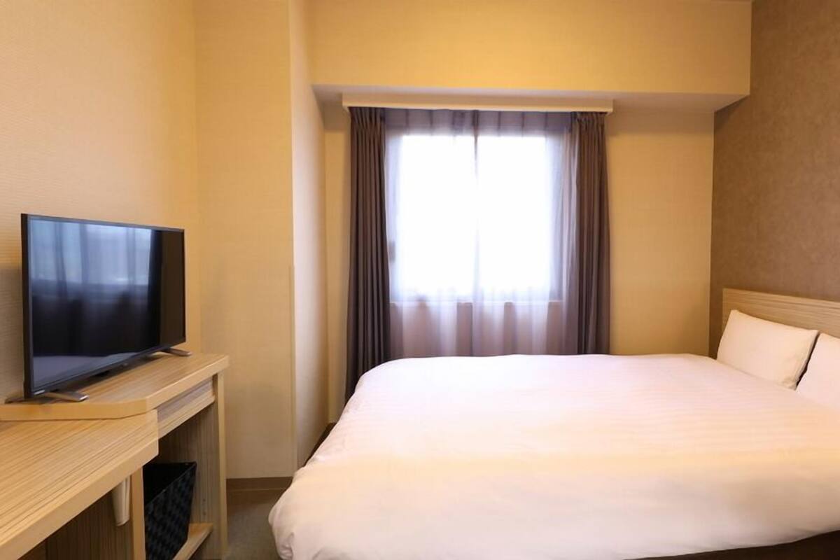 Premium bedding, down comforters, desk, blackout drapes