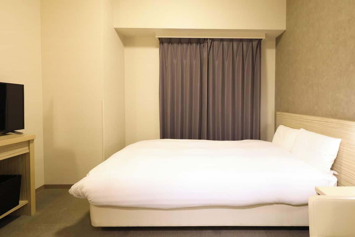 Premium bedding, down comforters, desk, blackout drapes
