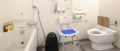 Un baño con bañera, inodoro, ducha y secador de manos.