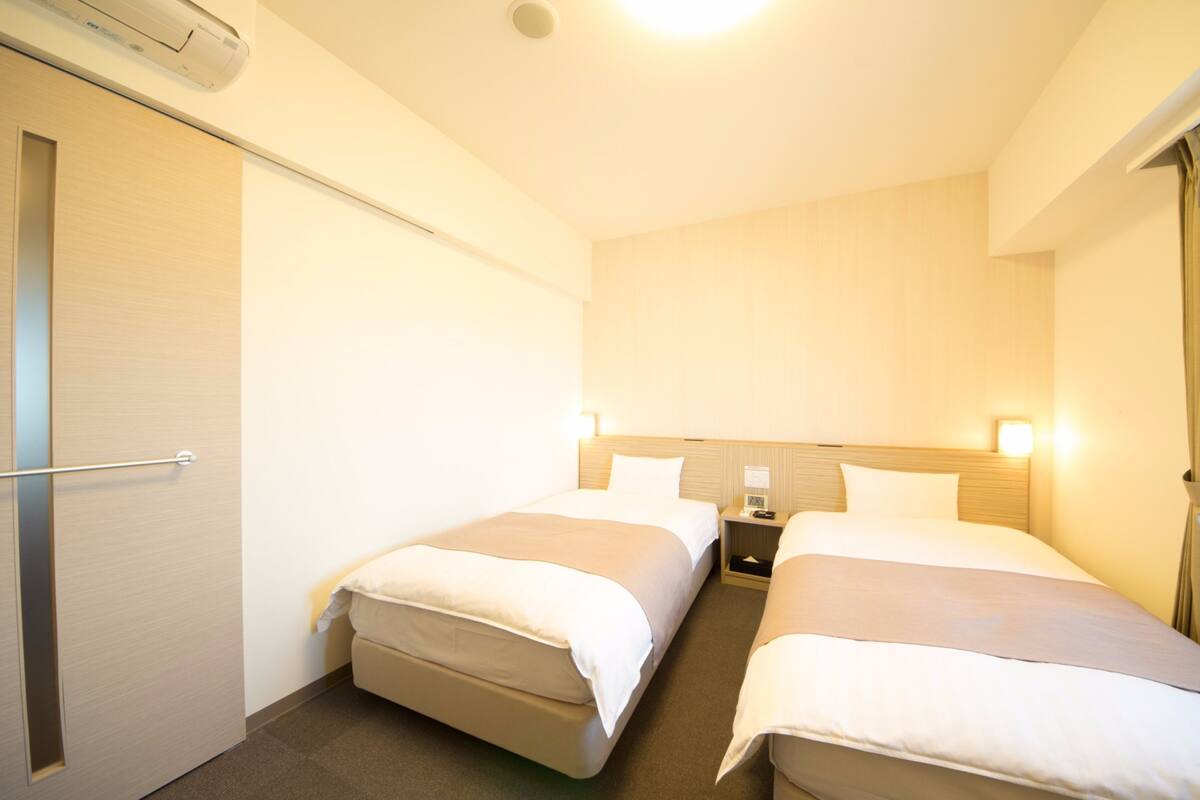 1 bedroom, premium bedding, down duvets, desk