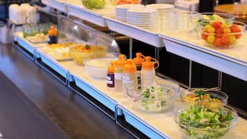 Petit déjeuner buffet (2000 JPY par personne)