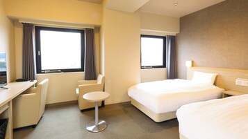 高級寝具、羽毛の掛け布団、デスク、遮光カーテン