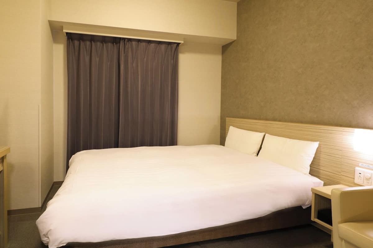 Premium bedding, down comforters, desk, blackout drapes