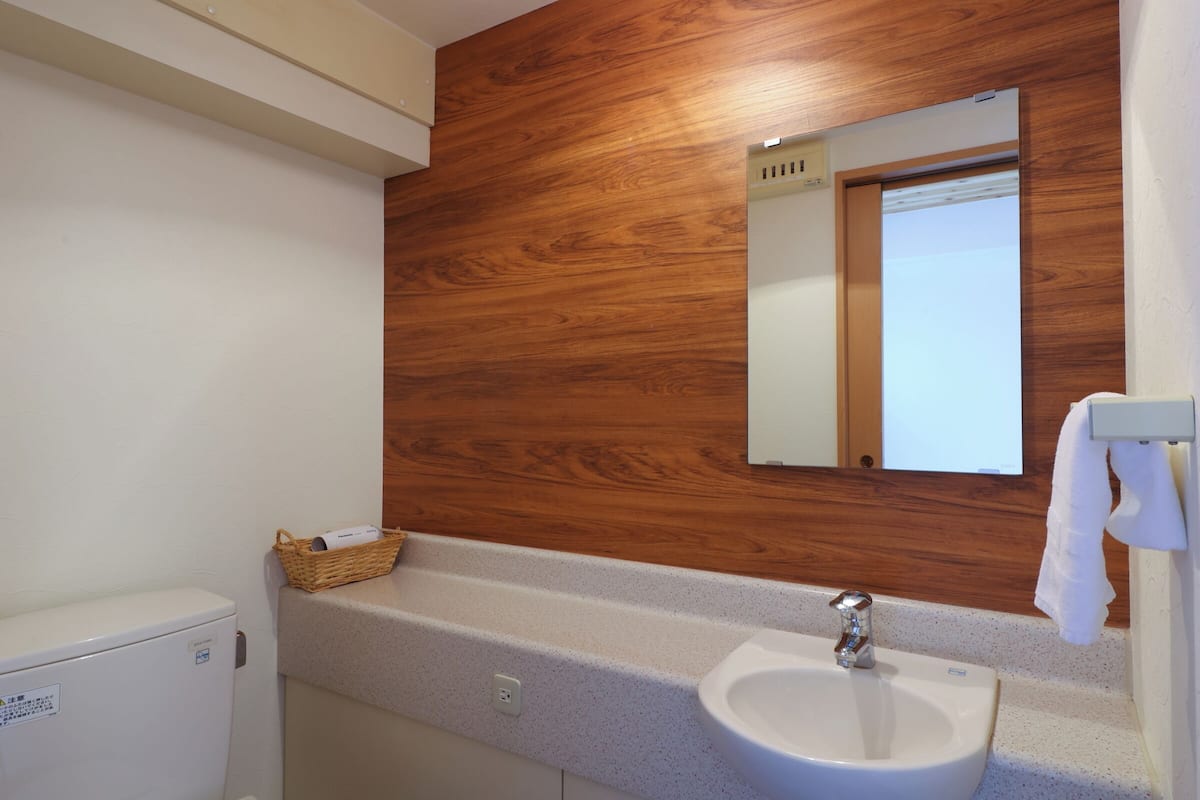 basic single room | down duvets, desk, iron/ironing board, free wifi