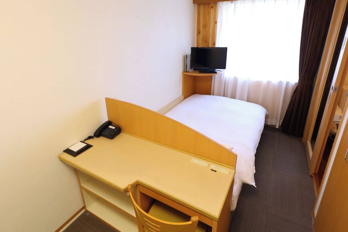 basic single room | down duvets, desk, iron/ironing board, free wifi