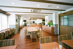 Frokost serveres, lokale retter