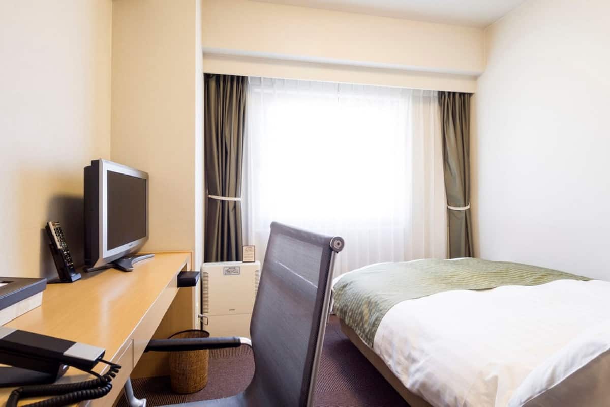 Desk, blackout curtains, soundproofing, free WiFi