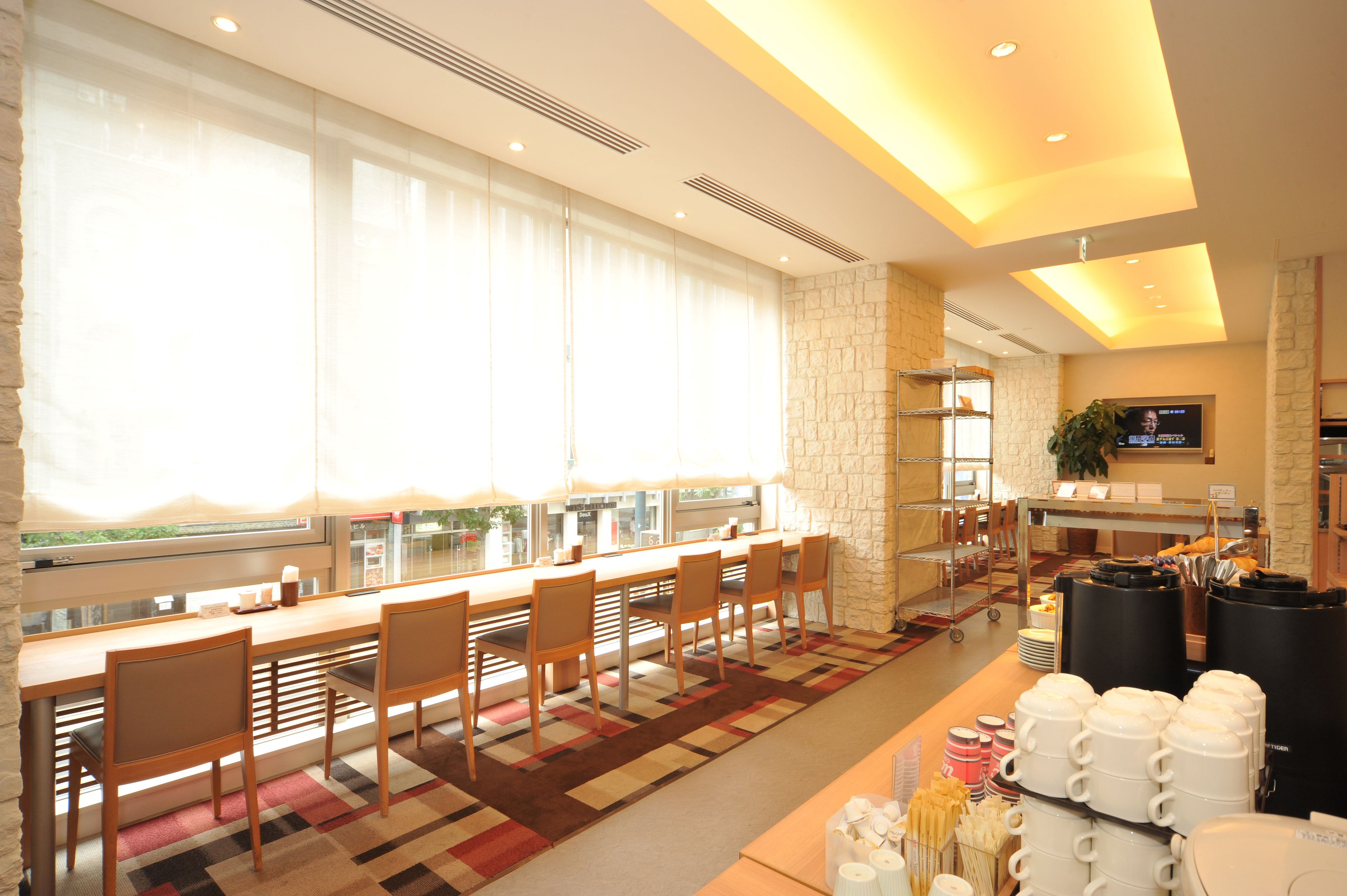 daily buffet breakfast (jpy 2000 per person)