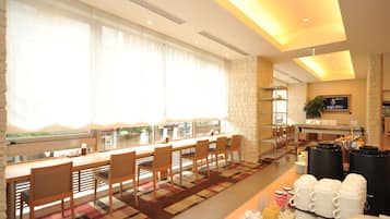 Daily buffet breakfast (JPY 2000 per person)