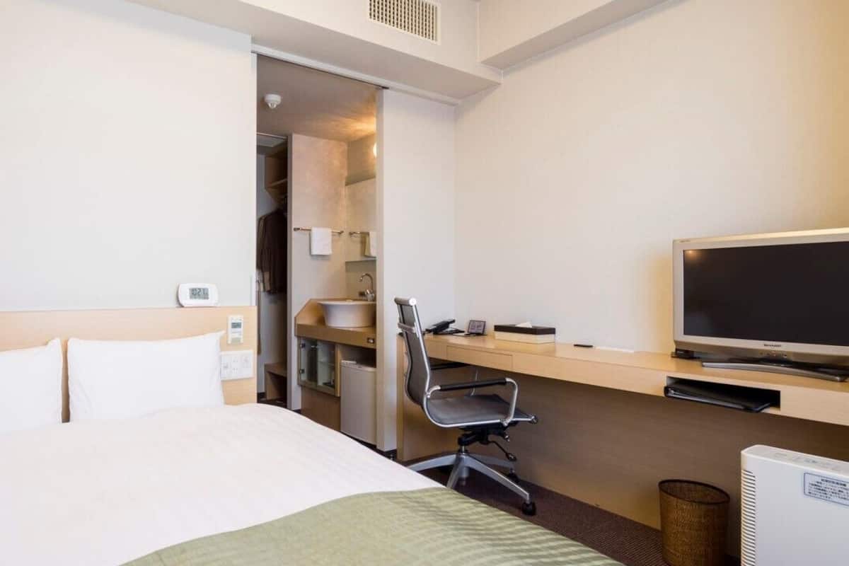 Desk, blackout curtains, soundproofing, free WiFi