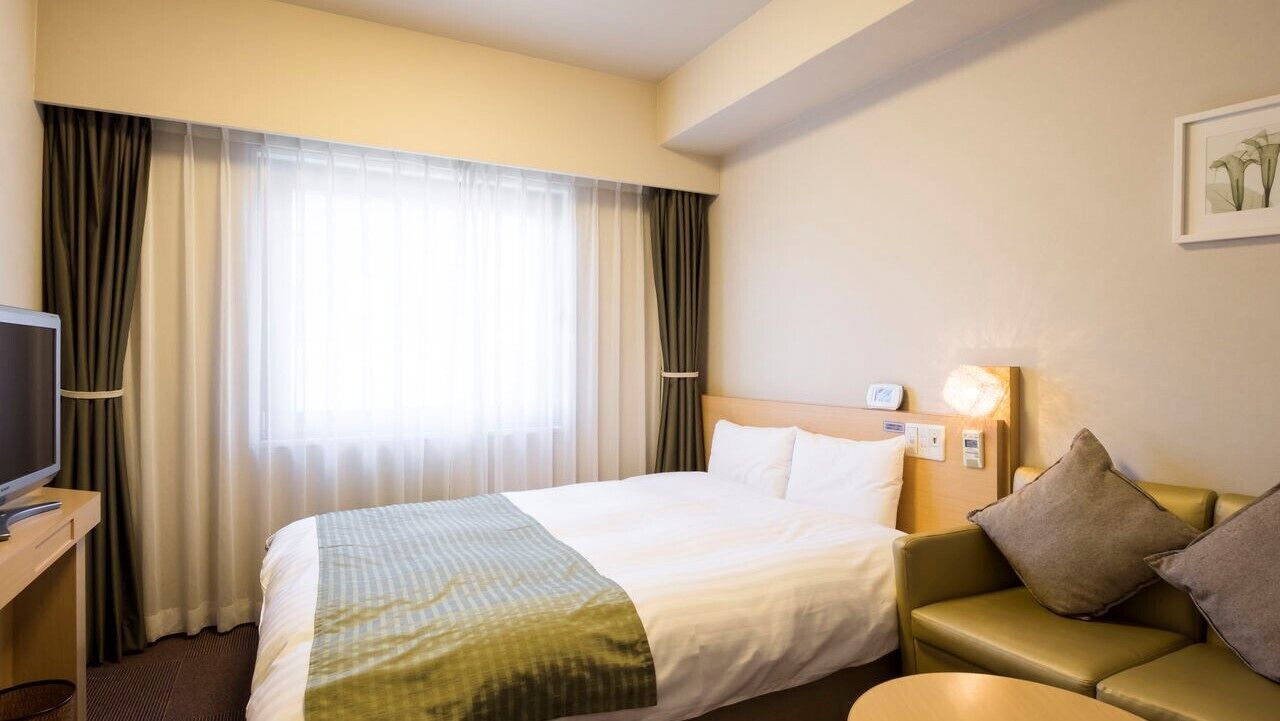 Desk, blackout curtains, soundproofing, free WiFi