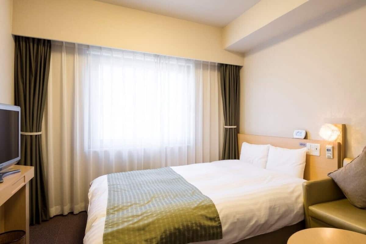 Desk, blackout curtains, soundproofing, free WiFi