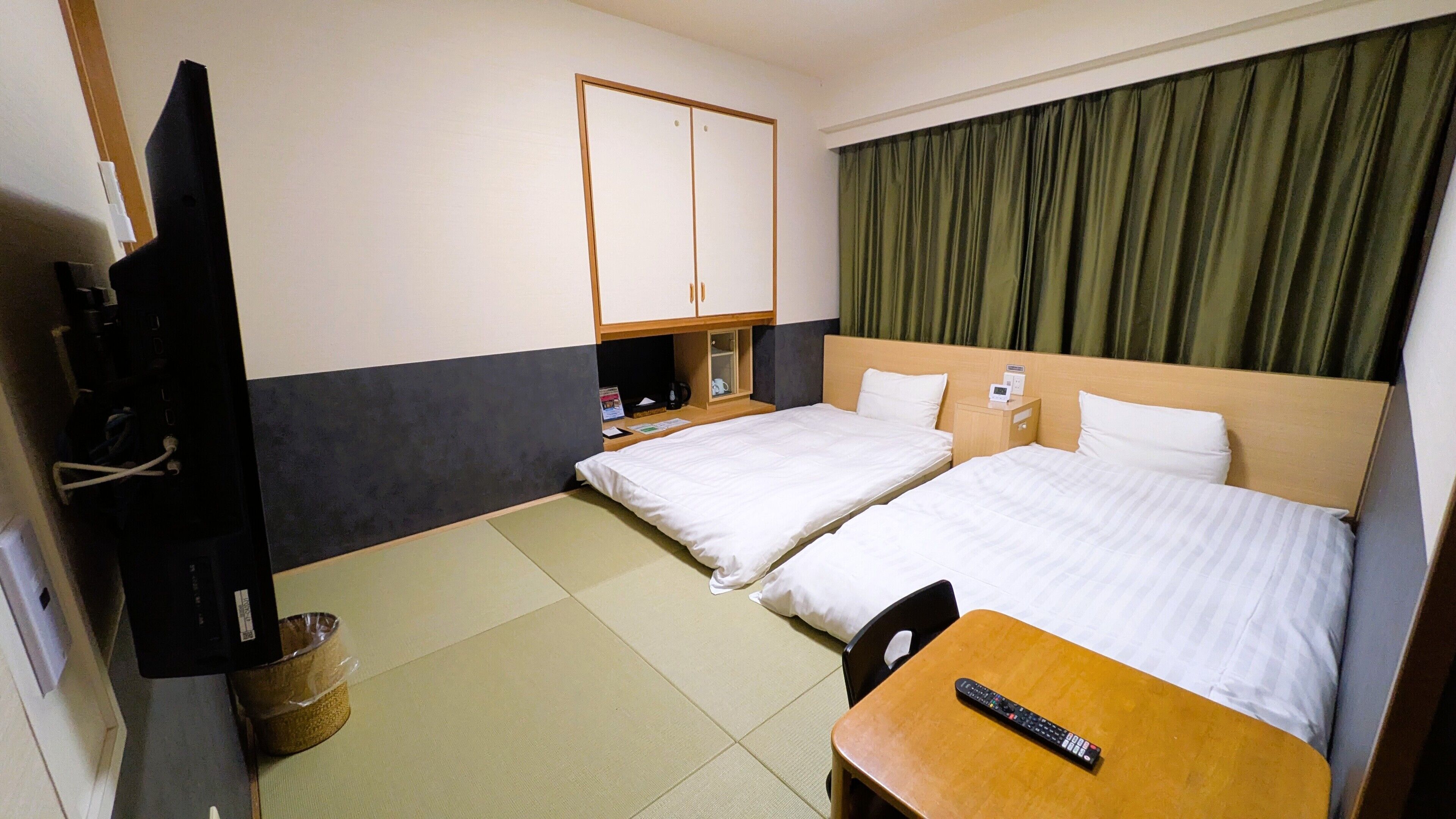 Desk, blackout drapes, soundproofing, free WiFi