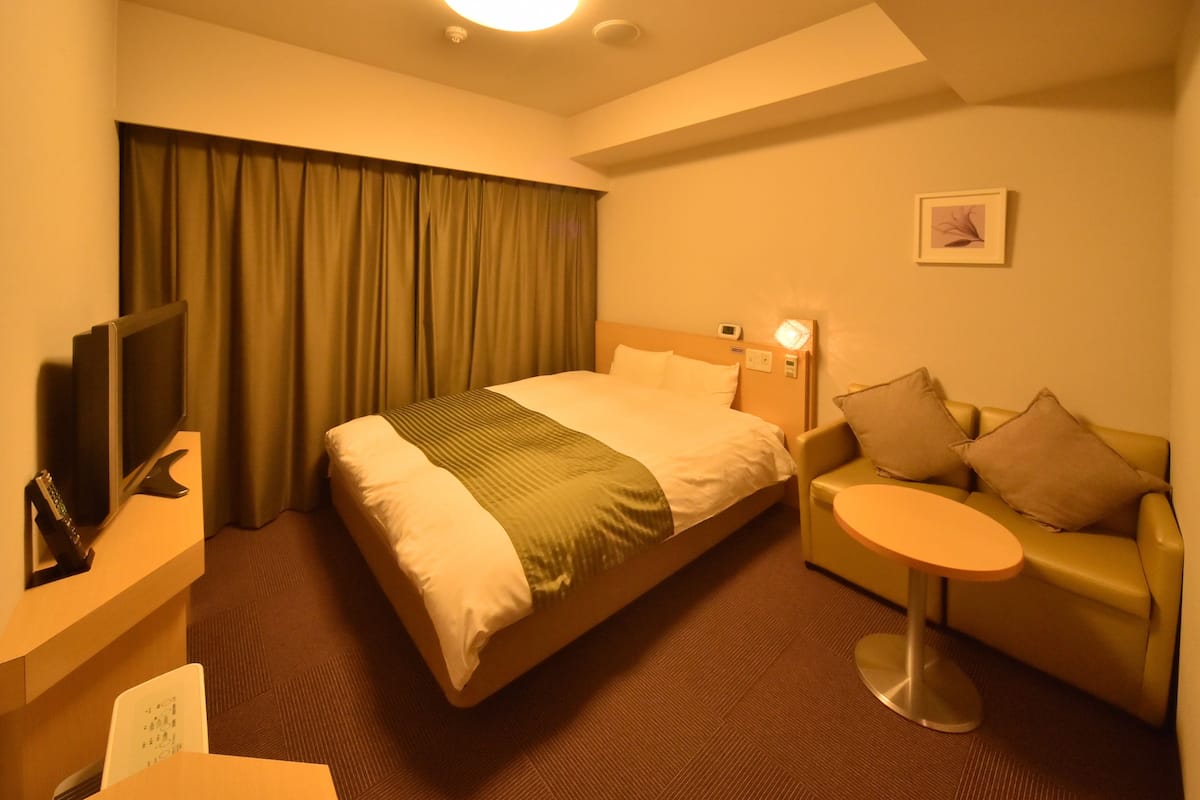 Desk, blackout drapes, soundproofing, free WiFi