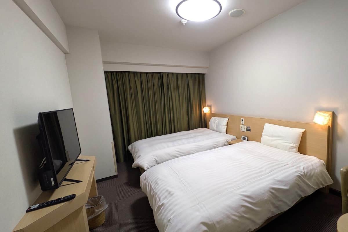 مكتب وستائر تعتيم وتجهيزات عازلة للصوت وواي فاي مجانًا