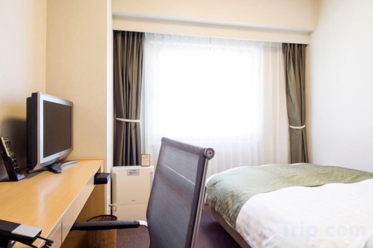 Down duvets, desk, blackout curtains, soundproofing