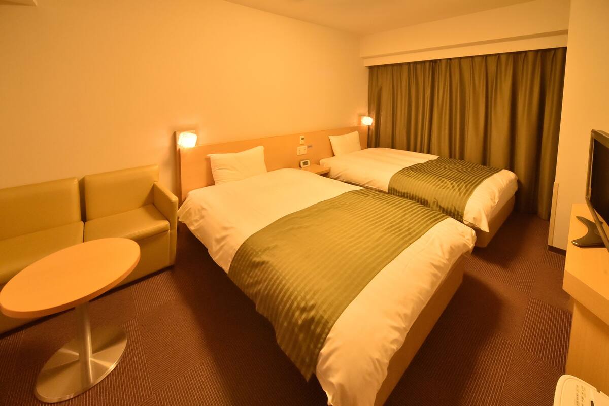 desk, blackout curtains, soundproofing, free wifi