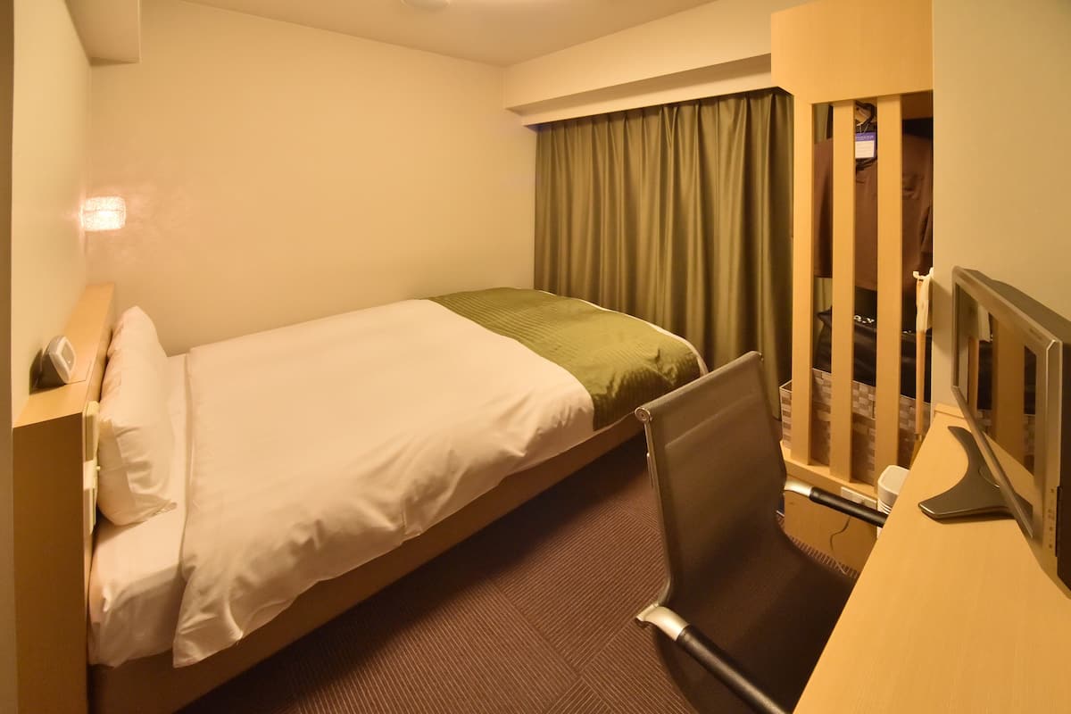 Desk, blackout drapes, soundproofing, free WiFi