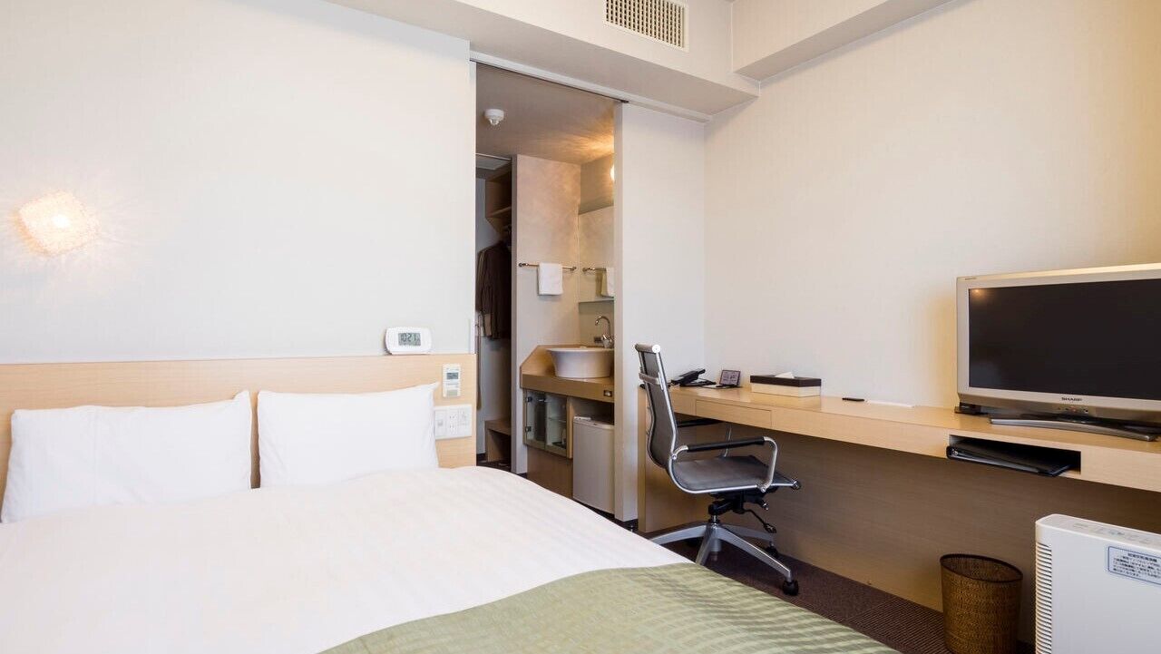 Desk, blackout curtains, soundproofing, free WiFi