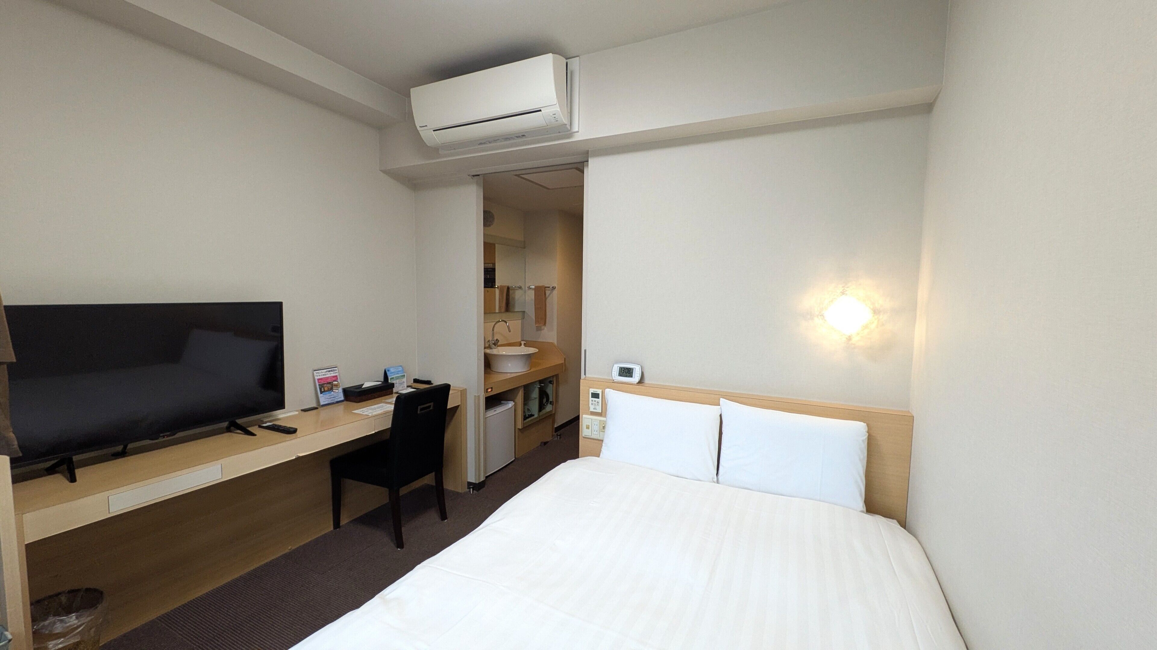 Desk, blackout drapes, soundproofing, free WiFi