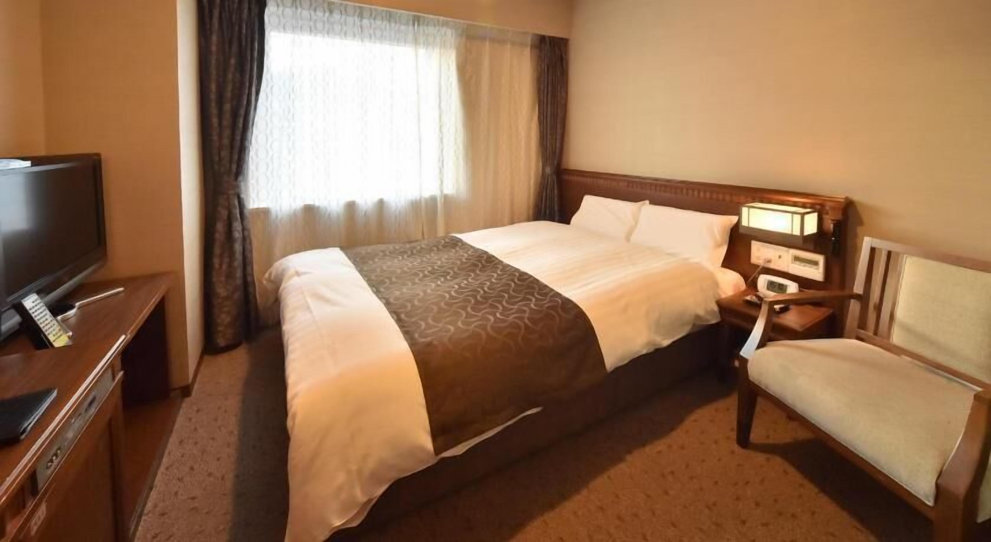 Edredón, escritorio, cortinas blackout y insonorización 