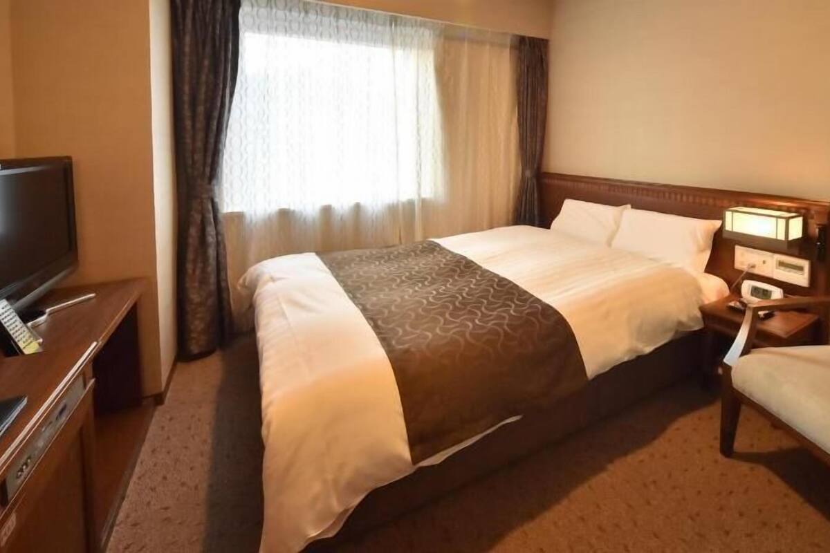 Edredón, escritorio, cortinas blackout y insonorización