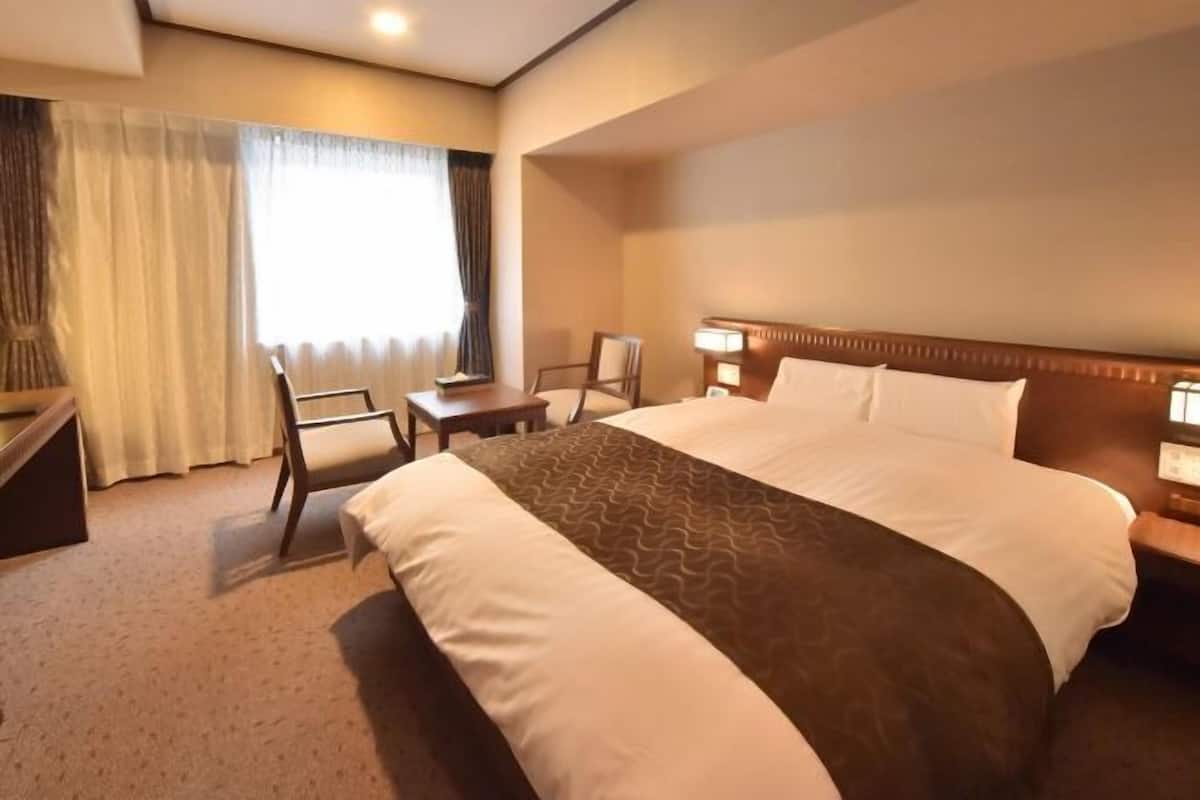 Down duvets, desk, blackout curtains, soundproofing