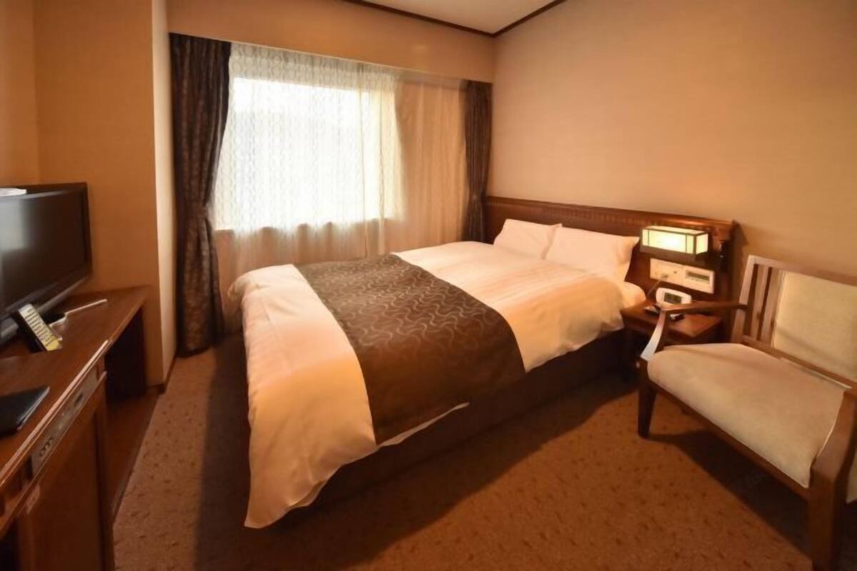 ألحفة محشوة بالريش ومكتب وستائر تعتيم وتجهيزات عازلة للصوت