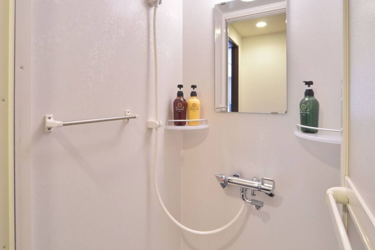 Regadera, regadera tipo lluvia, secadora de cabello, batas