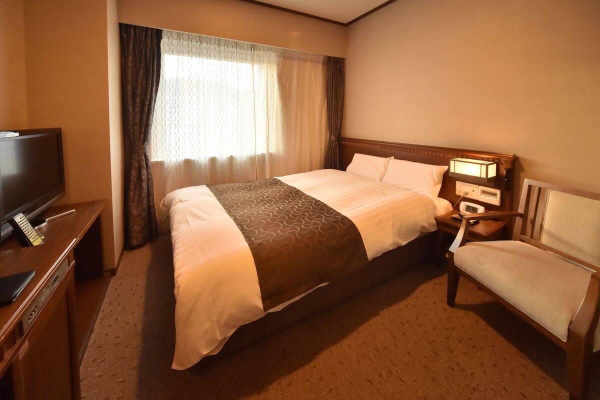ألحفة محشوة بالريش ومكتب وستائر تعتيم وتجهيزات عازلة للصوت