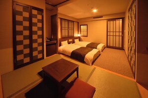 ألحفة محشوة بالريش ومكتب وستائر تعتيم وتجهيزات عازلة للصوت