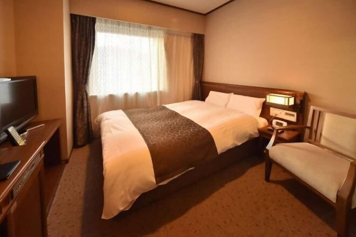 Down duvets, desk, blackout curtains, soundproofing