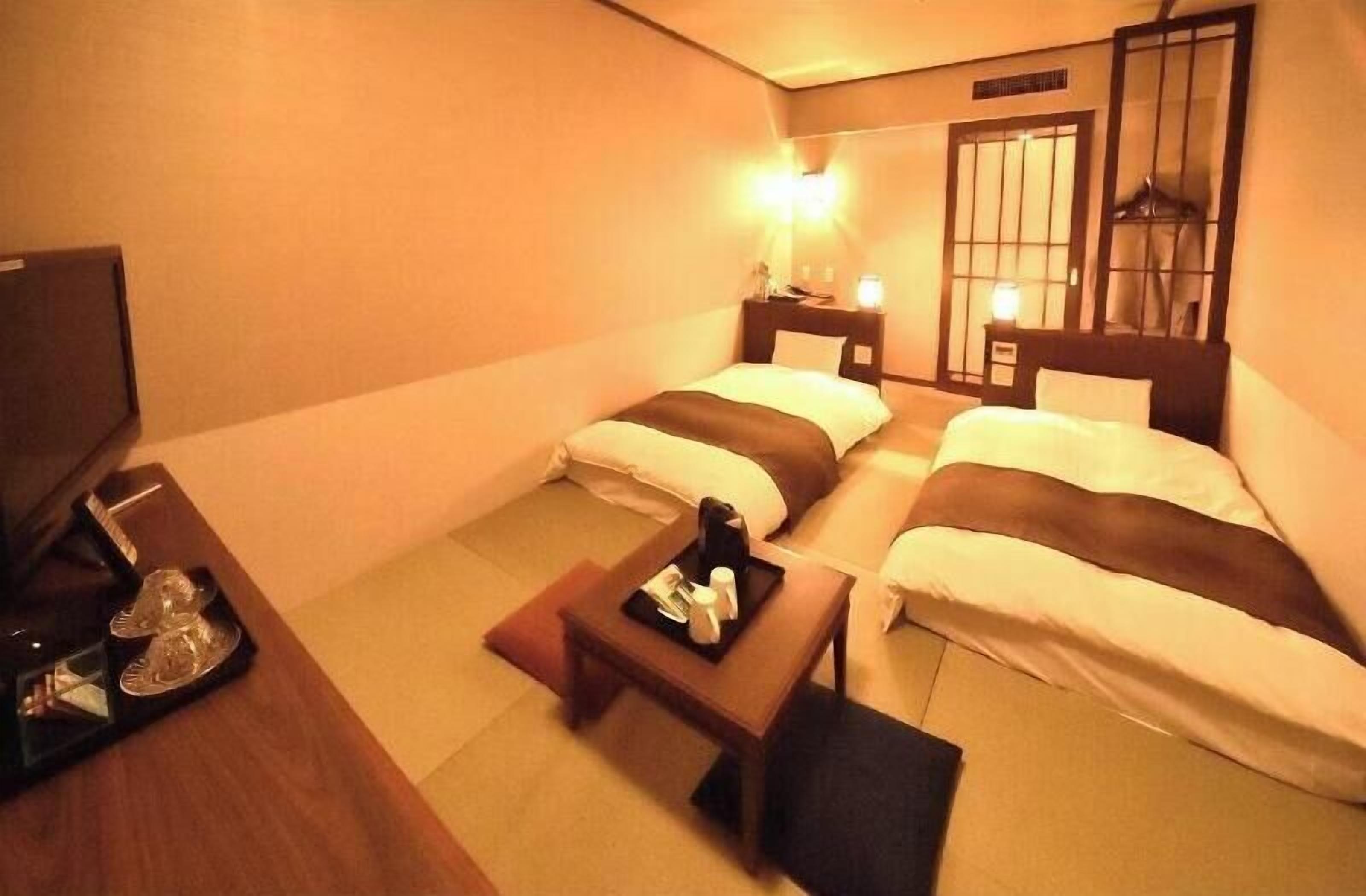 Edredón, escritorio, cortinas blackout y insonorización 