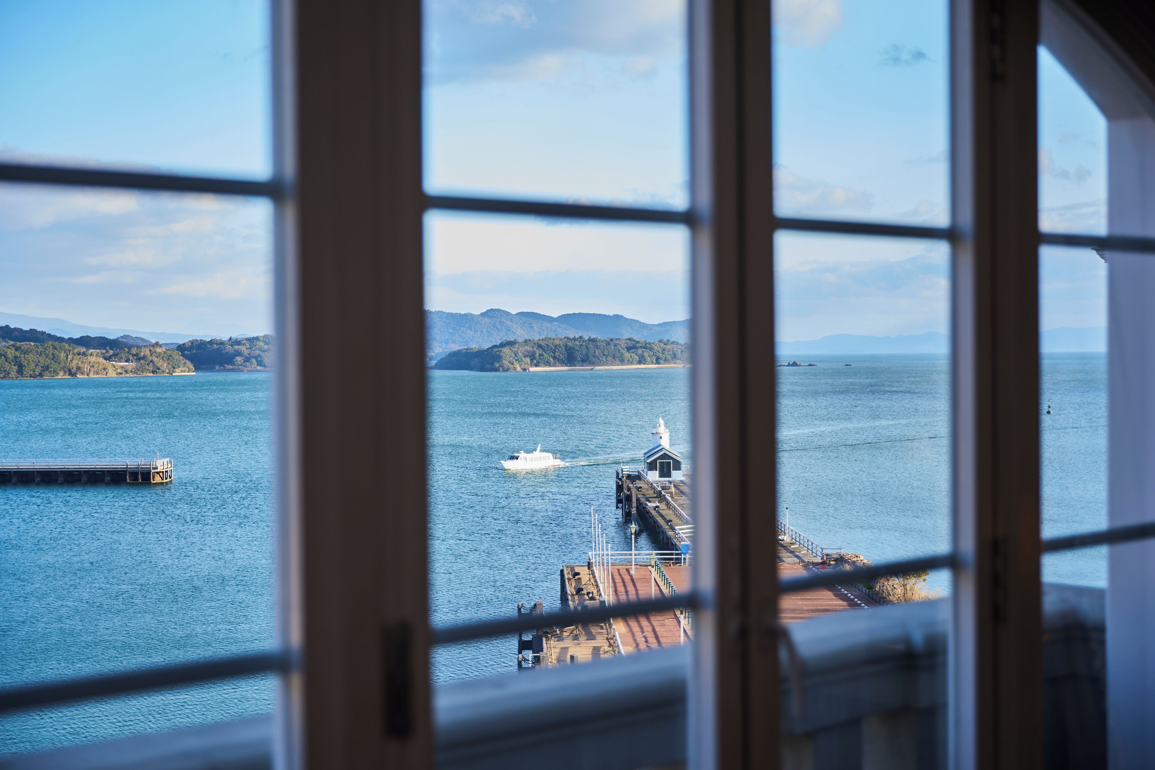 Deluxe Harbor View Twin[A first-day ticket must be purchased/Next-day free admission], Non Smoking | Down comforters, in-room safe, desk, iron/ironing board