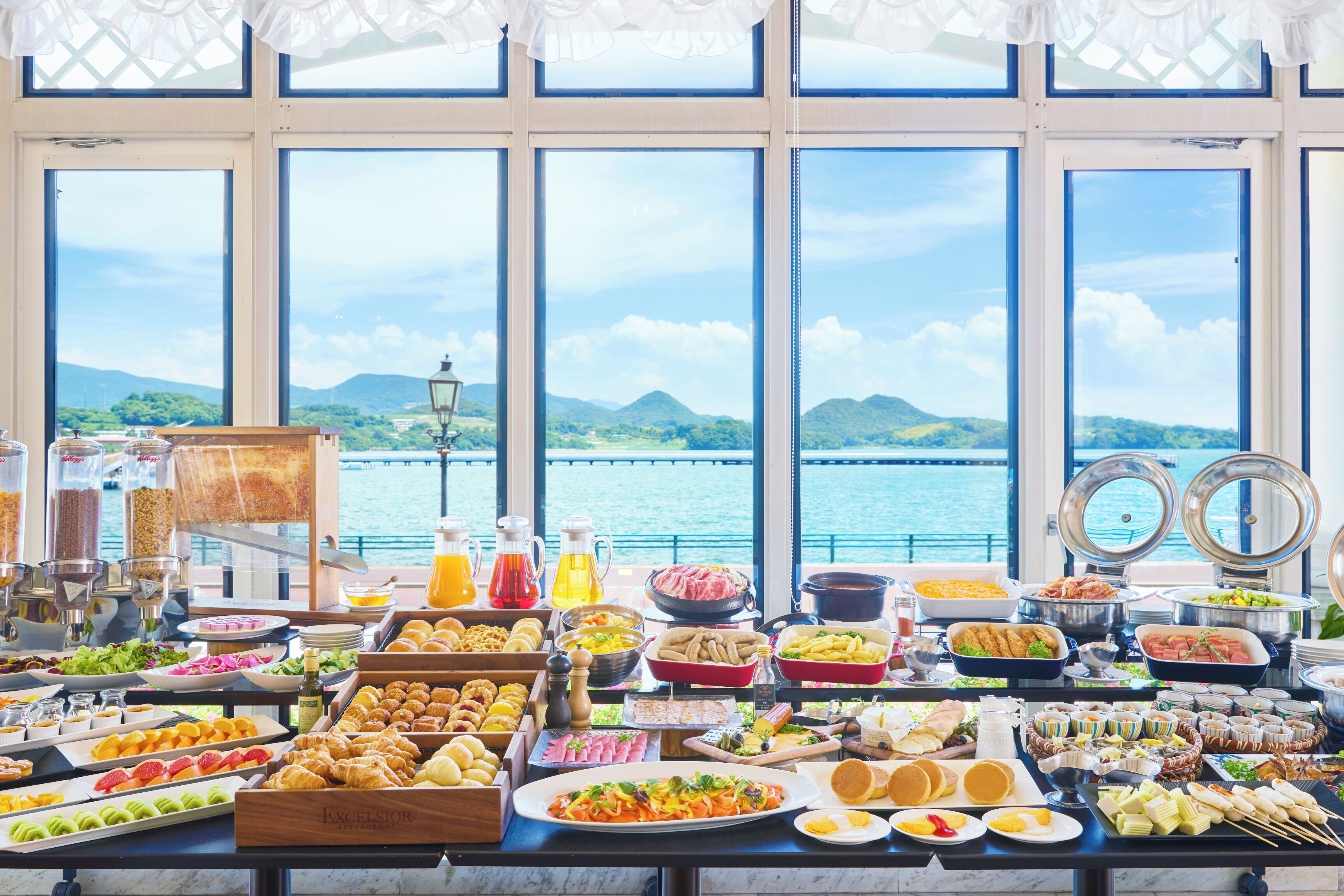 Daily buffet breakfast (JPY 3600 per person)