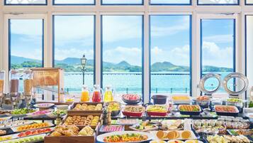 Daily buffet breakfast (JPY 3600 per person)