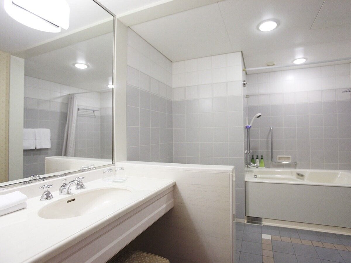 deluxe twin room, multiple beds, non smoking, harbour view | bathroom | combined shower/bathtub, free toiletries, hair dryer, slippers