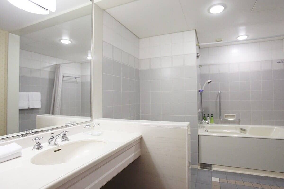 deluxe twin room, multiple beds, non smoking, harbour view | bathroom | combined shower/bathtub, free toiletries, hair dryer, slippers