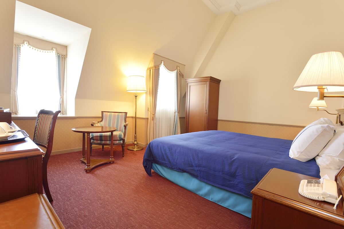 Eenvoudige kamer, 1 kingsize bed, niet-roken | 1 slaapkamer, donzen dekbedden, een kluis op de kamer, een bureau