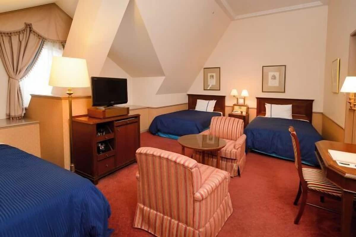 1 bedroom, down duvets, in-room safe, desk