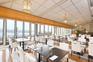 Breakfast, lunch, dinner served; ocean views