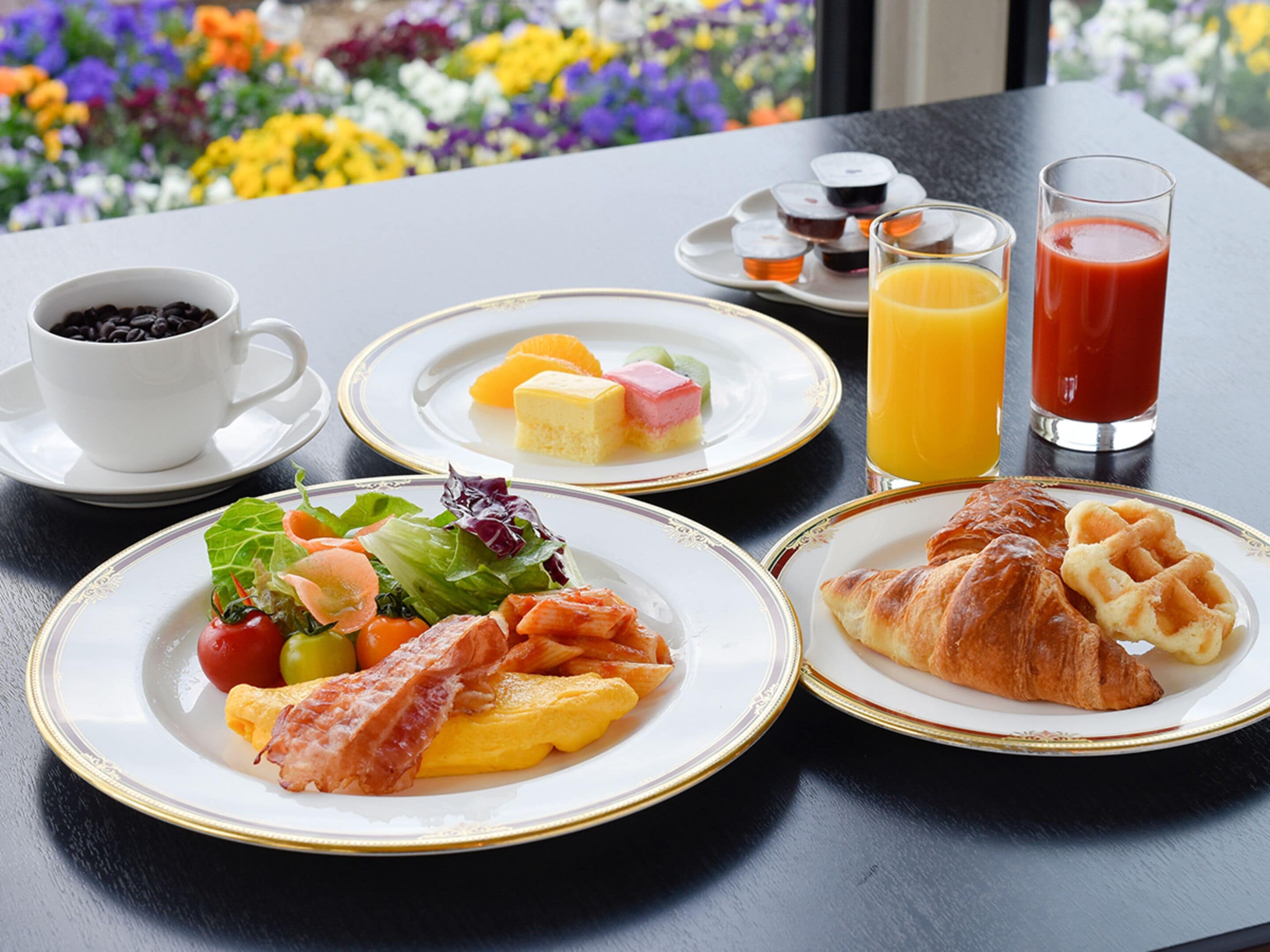 Daily buffet breakfast (JPY 3600 per person)