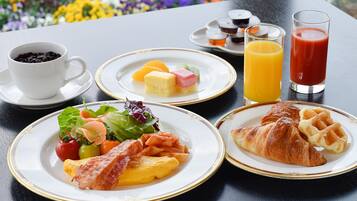 Daily buffet breakfast (JPY 3600 per person)